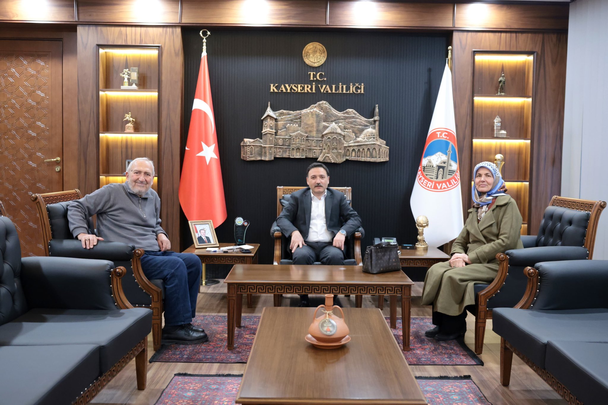 VALİ YİĞİTBAŞI’NIN AİLESİNDEN  KAYSERİ VALİSİ GÖKMEN ÇİÇEK’E ZİYARET