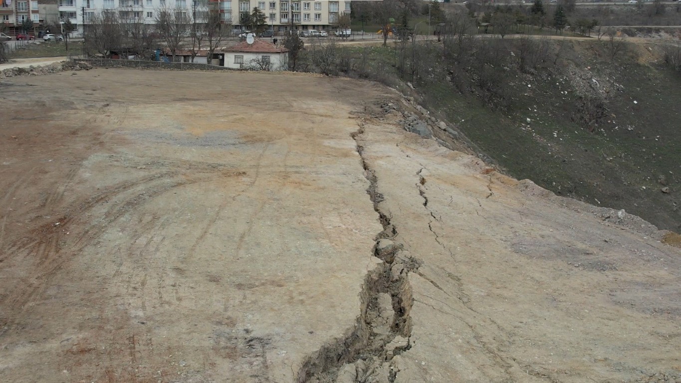 Ankara'daki Deprem Sonrası Yeni Yarıklar Oluştu