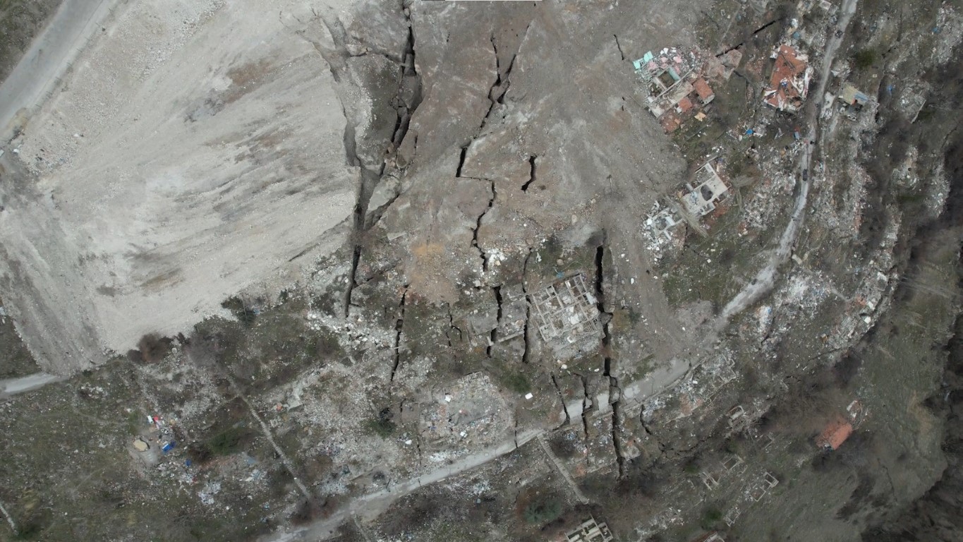 Ankara'daki Deprem Sonrası Yeni Yarıklar Oluştu