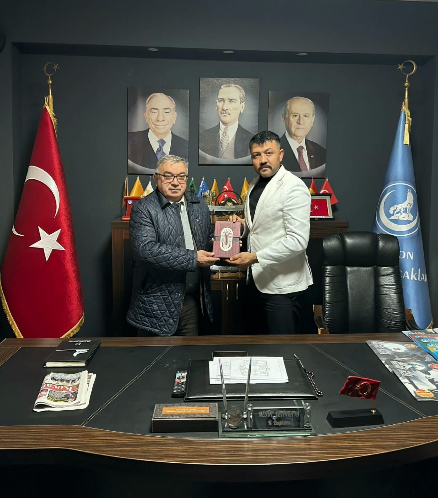 BAŞKAN ÖZAŞKIN’A ANLAMLI  HEDİYE ÇETİNKAYA’DAN GELDİ