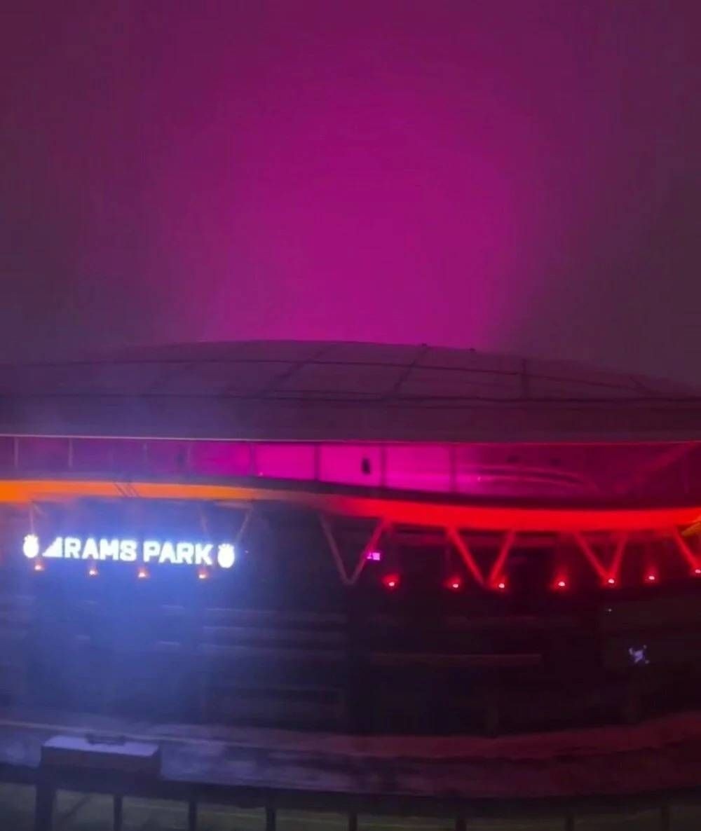 İstanbul'da gece saatlerinde merak uyandıran pembe bulutların nedeni ortaya çıktı