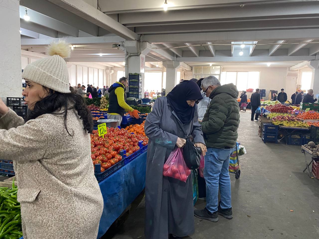 AFYONKARAHİSAR'DA RAMAZAN AYI ÖNCESİ ALIŞVERİŞ HIZ KAZANDI