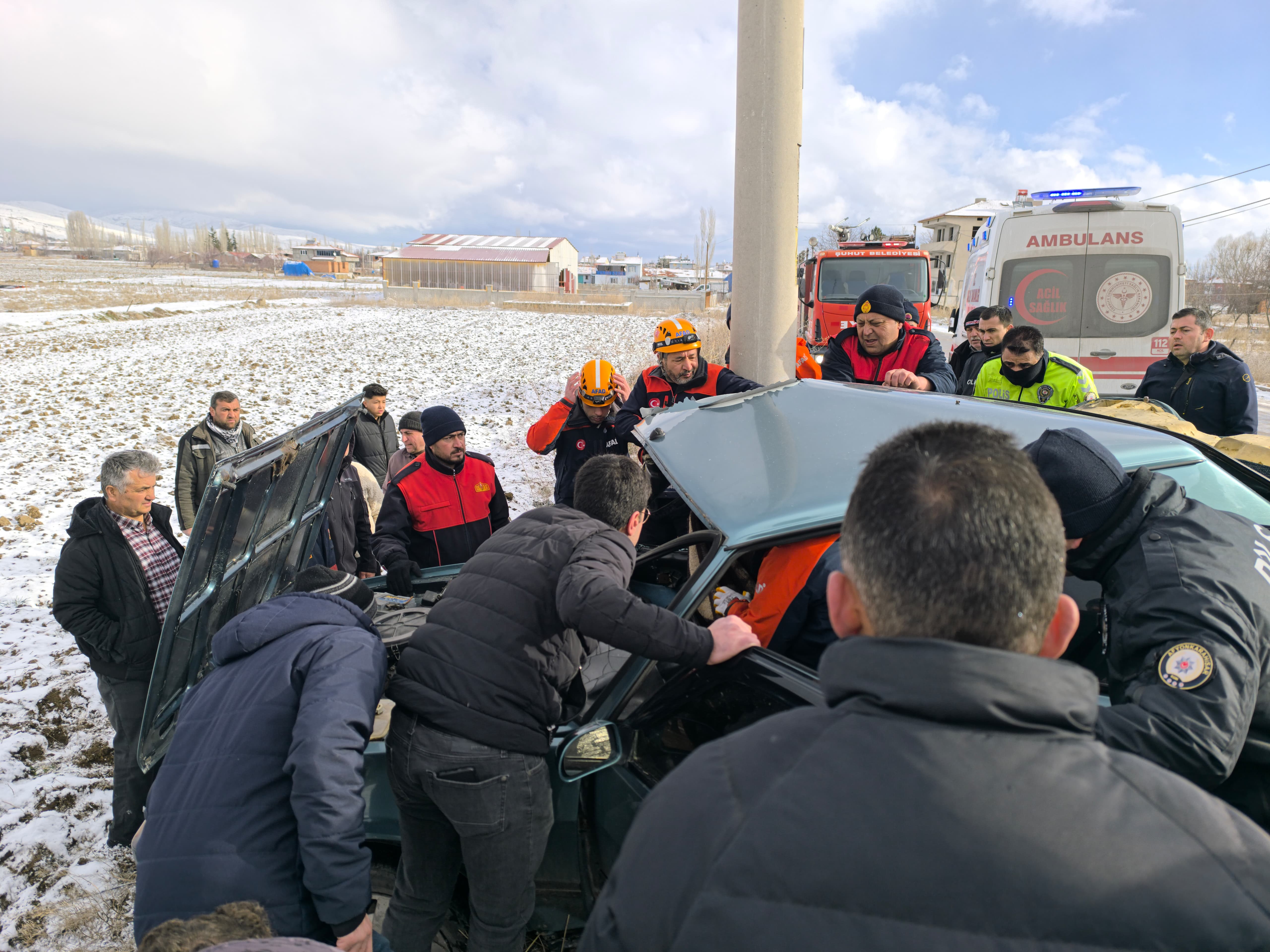 Tofaş direğe çarpıp kağıt gibi ezildi! 4 Yaralı