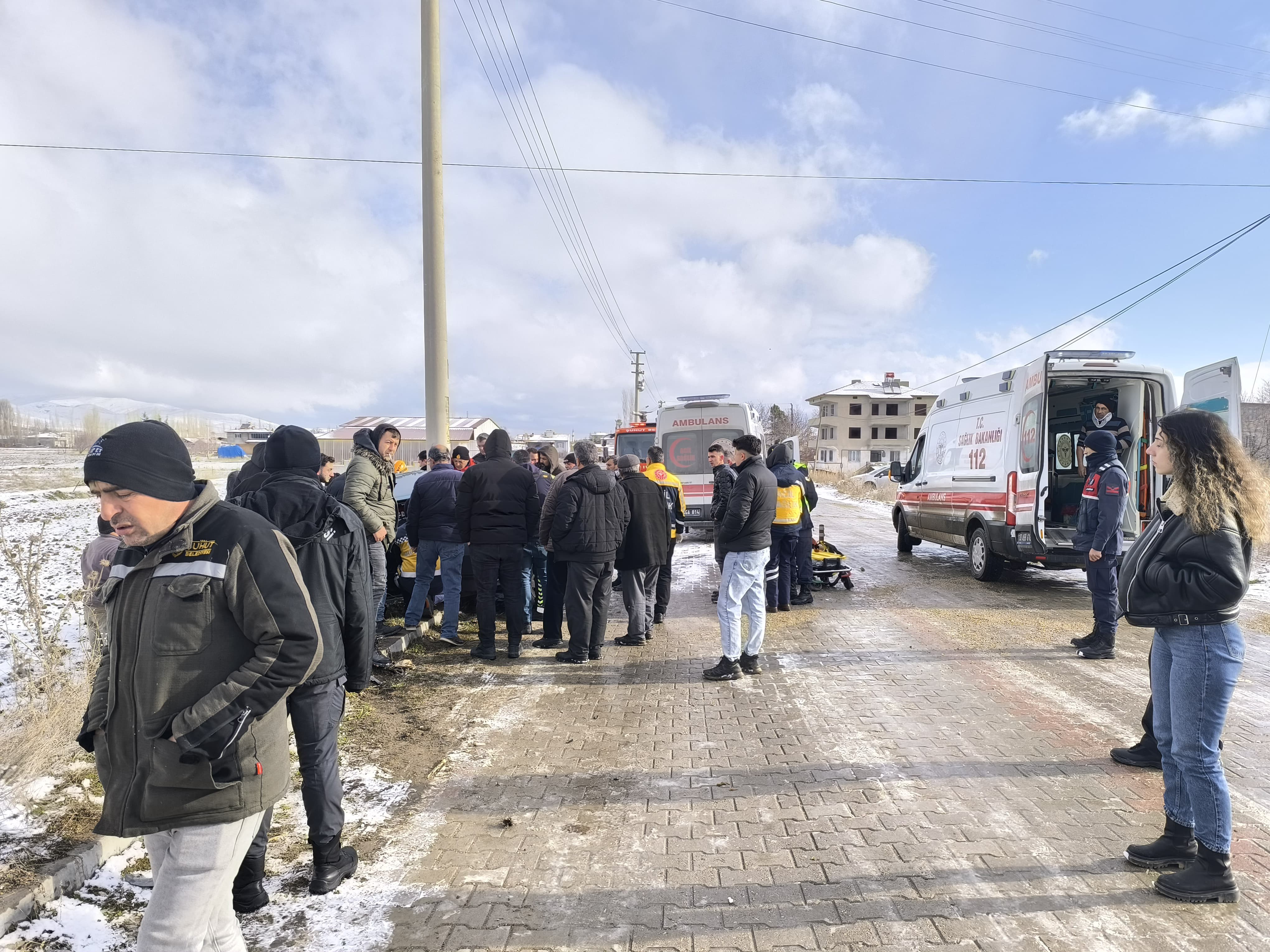Tofaş direğe çarpıp kağıt gibi ezildi! 4 Yaralı