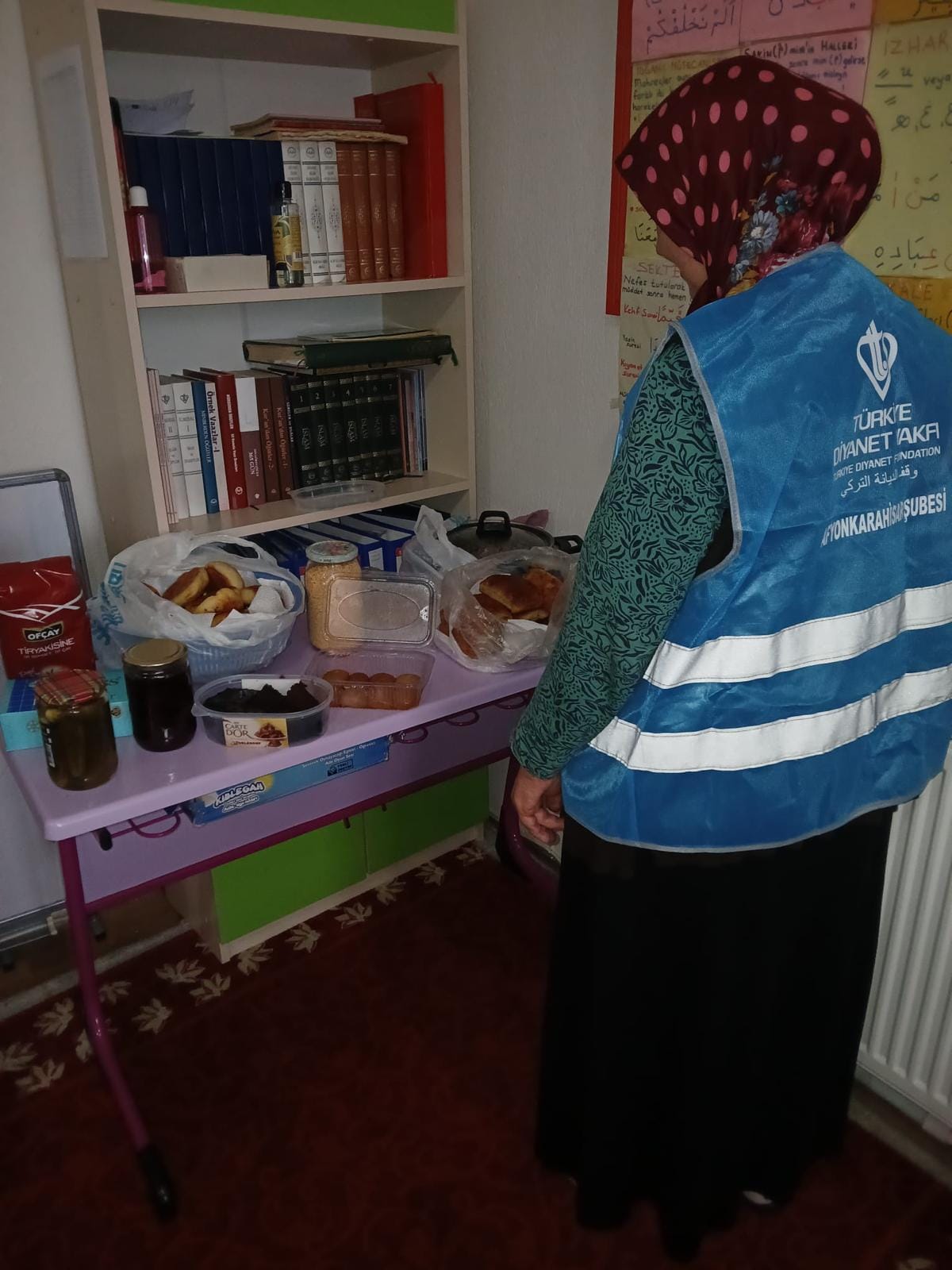 TÜRKİYE DİYANET VAKFI’NDAN  ÖĞRENCİLERE DESTEK ELİ