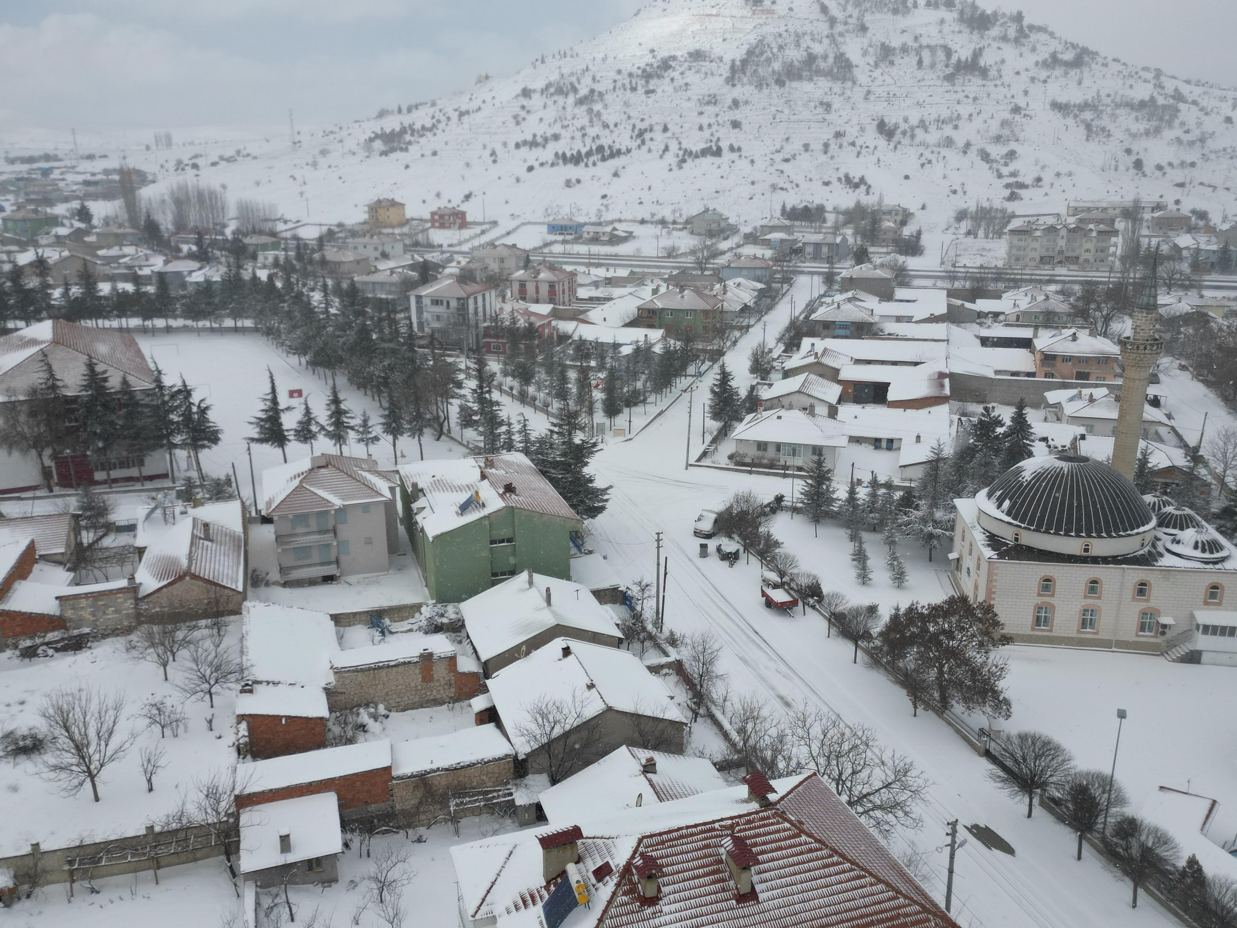 Afyonkarahisar'da Yüksek Kesimler Kar Altında: Taşımalı Eğitime Kar Engeli