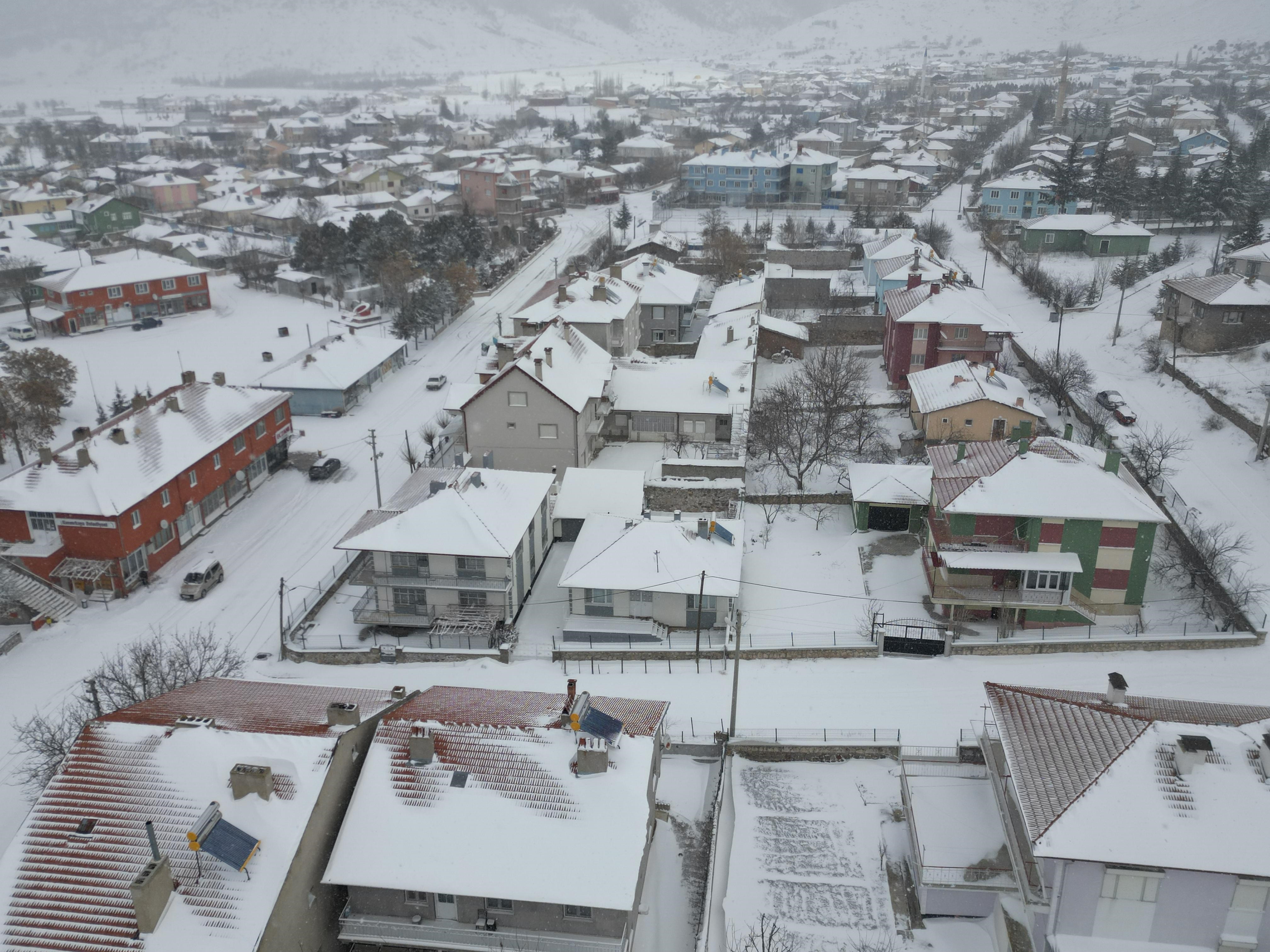 Afyonkarahisar'da Yüksek Kesimler Kar Altında: Taşımalı Eğitime Kar Engeli