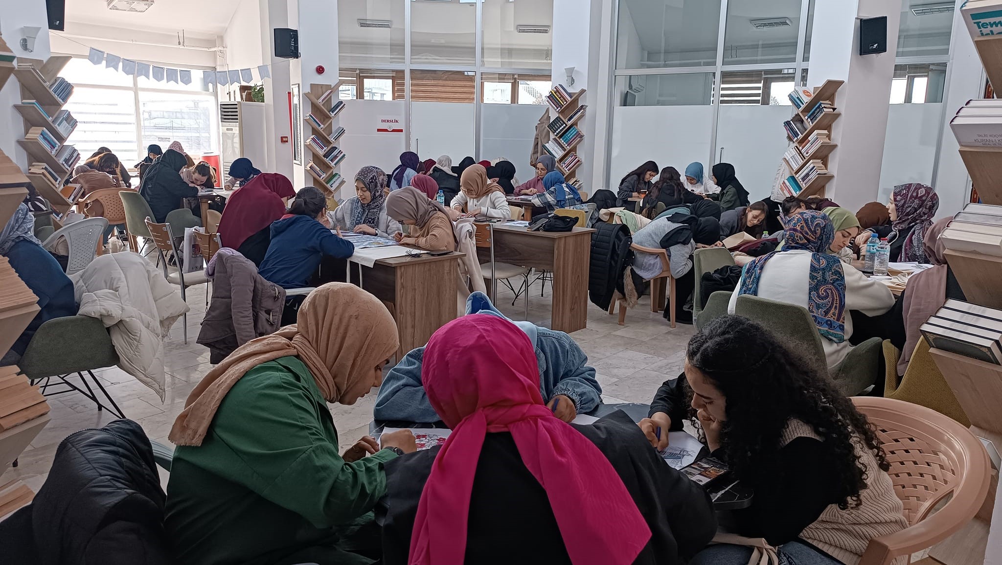 Diyanet Gençlik Merkezi'nde Renkli Atölye Çalışması: Öğrenciler Bez Çanta Baskı Atölyesinde Buluştu