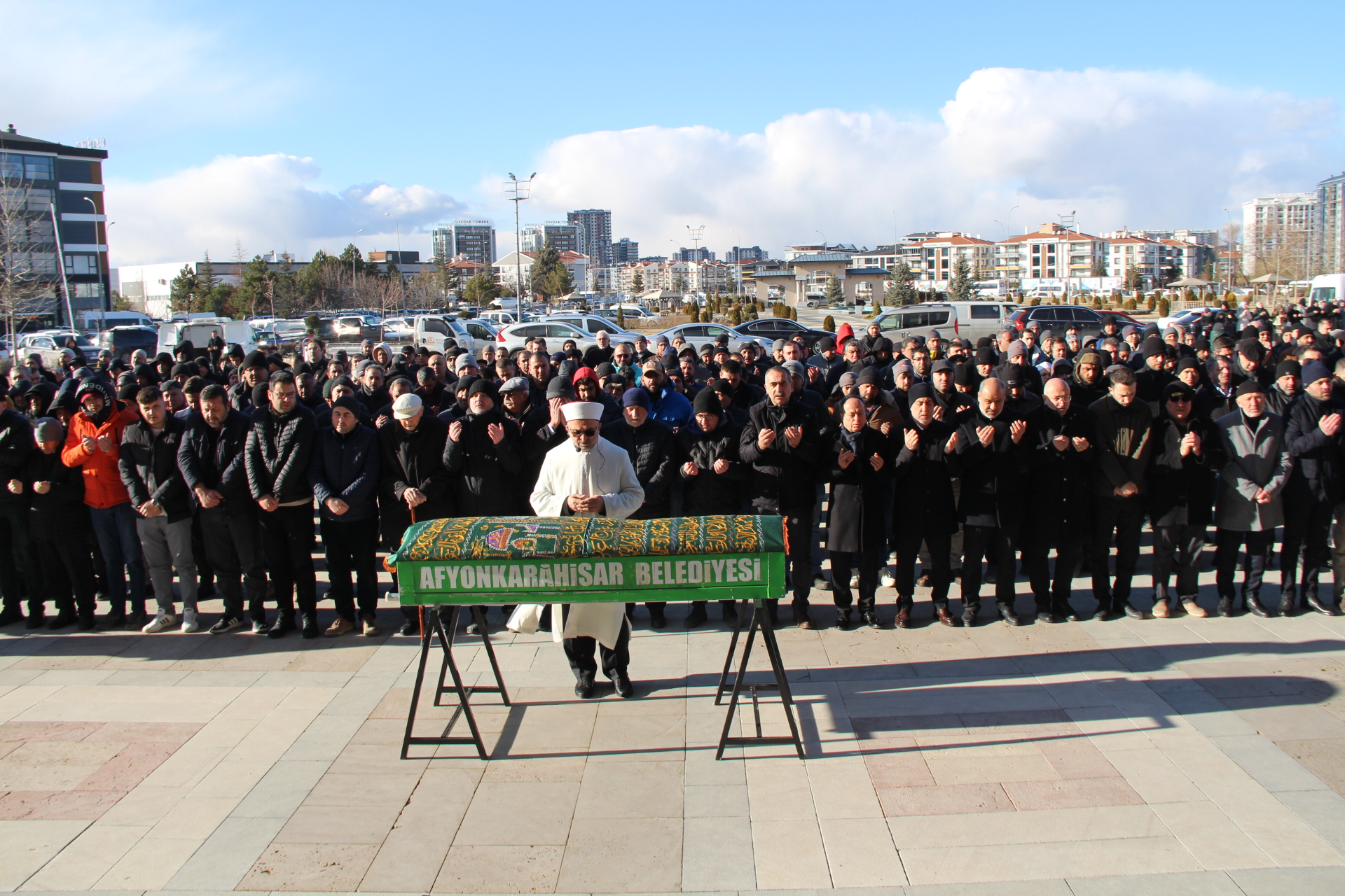 HAYIRSEVER İŞ İNSANI BEKİR BALIK SEVENLERİNİN OMUZLARINDA SON YOLCULUĞUNA UĞURLANDI