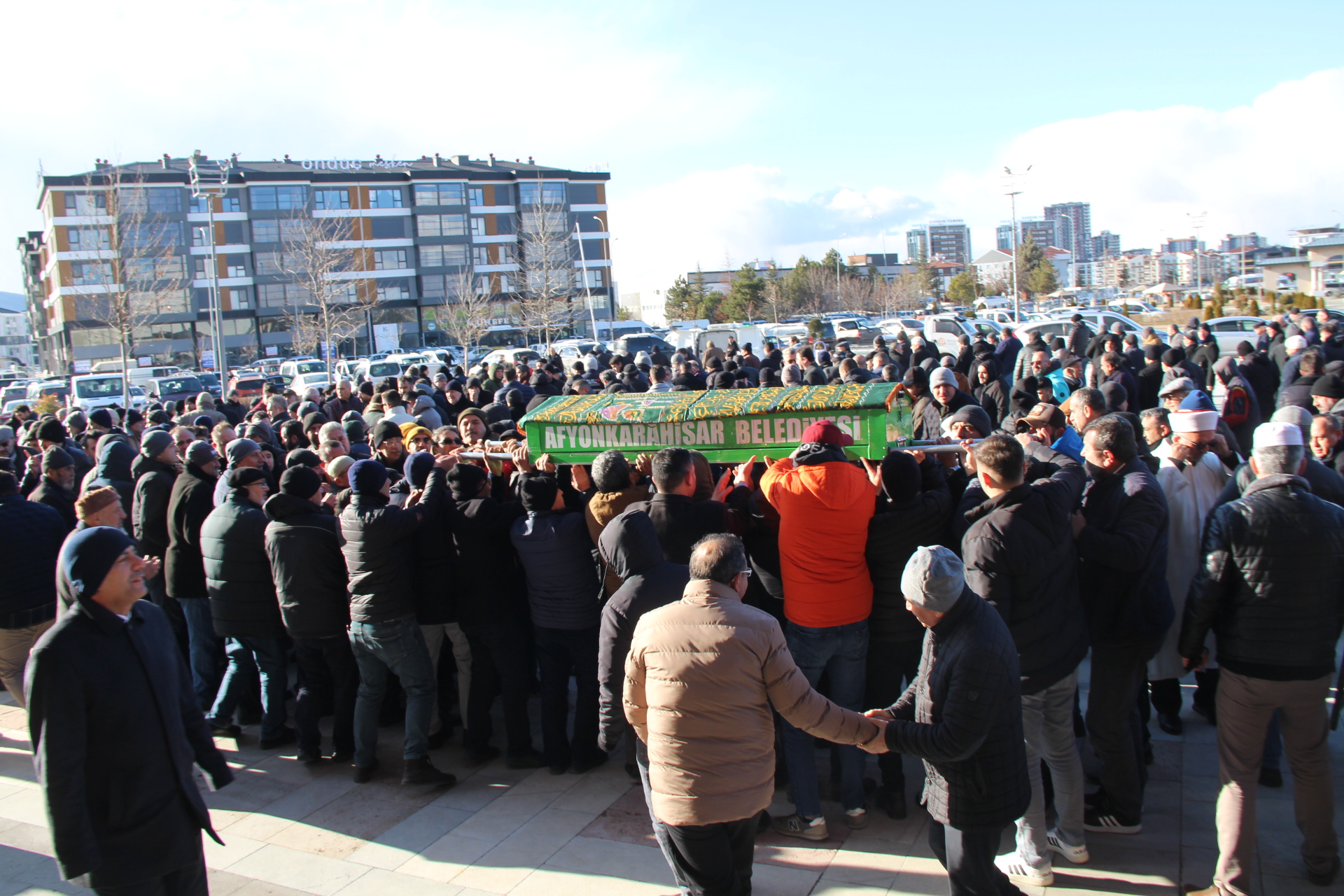 HAYIRSEVER İŞ İNSANI BEKİR BALIK SEVENLERİNİN OMUZLARINDA SON YOLCULUĞUNA UĞURLANDI