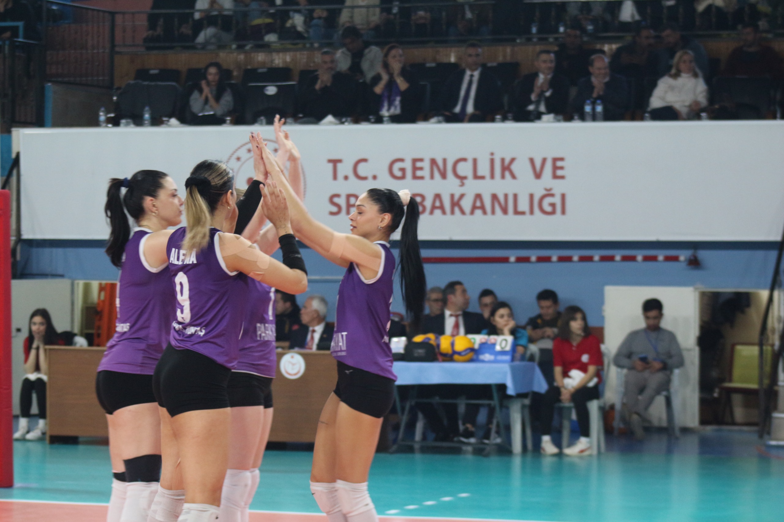 ZAFERİN SULTANLARI ŞAMPİYONLUĞA YÜRÜYOR! GÖZLER BİR SONRAKİ FİNAL MAÇINDA…