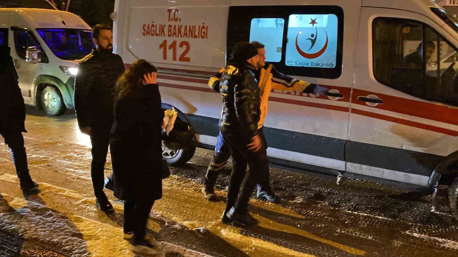 Motosiklete 1 Dakika İçinde İki Kez Otomobil Çarptı: 2 Yaralı