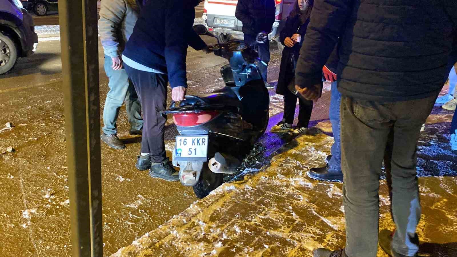 Motosiklete 1 Dakika İçinde İki Kez Otomobil Çarptı: 2 Yaralı
