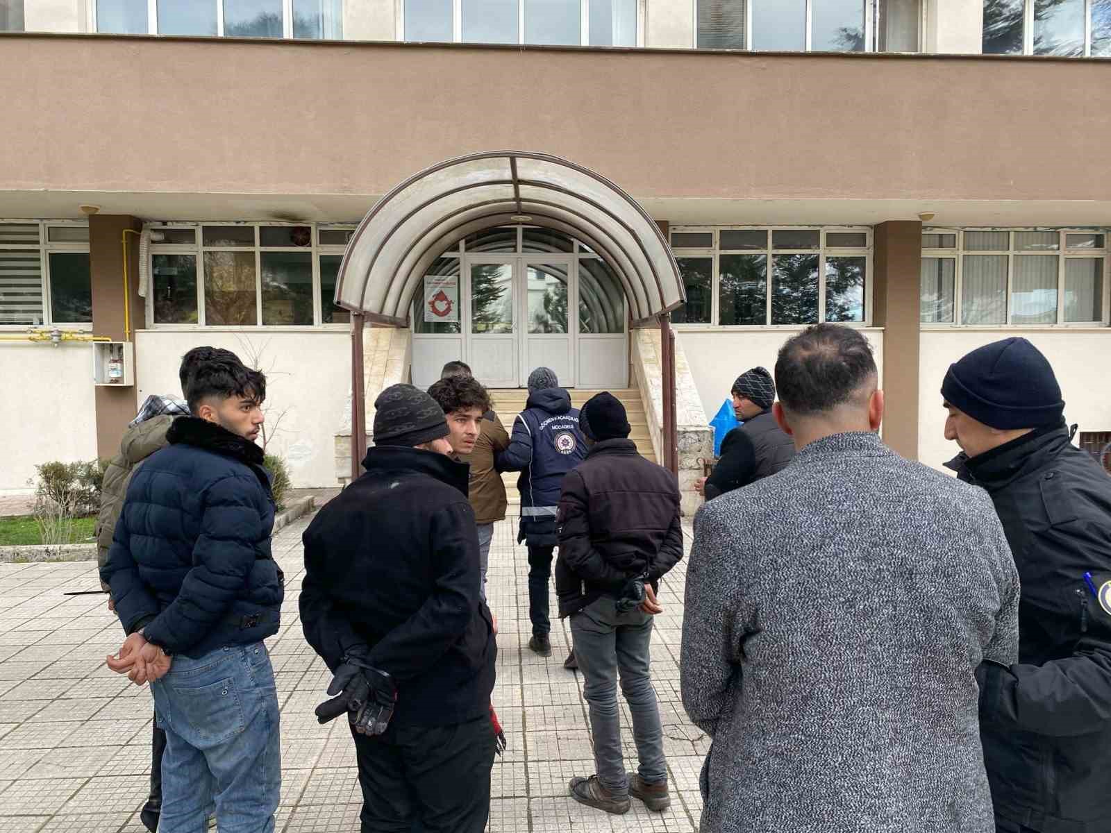 Polisin Peş Peşe Durdurduğu İki Araçta 7 Kaçak Göçmen Yakalandı