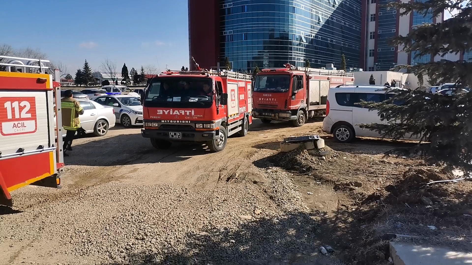AFSÜ GÜNE YANGIN PANİĞİYLE UYANDI