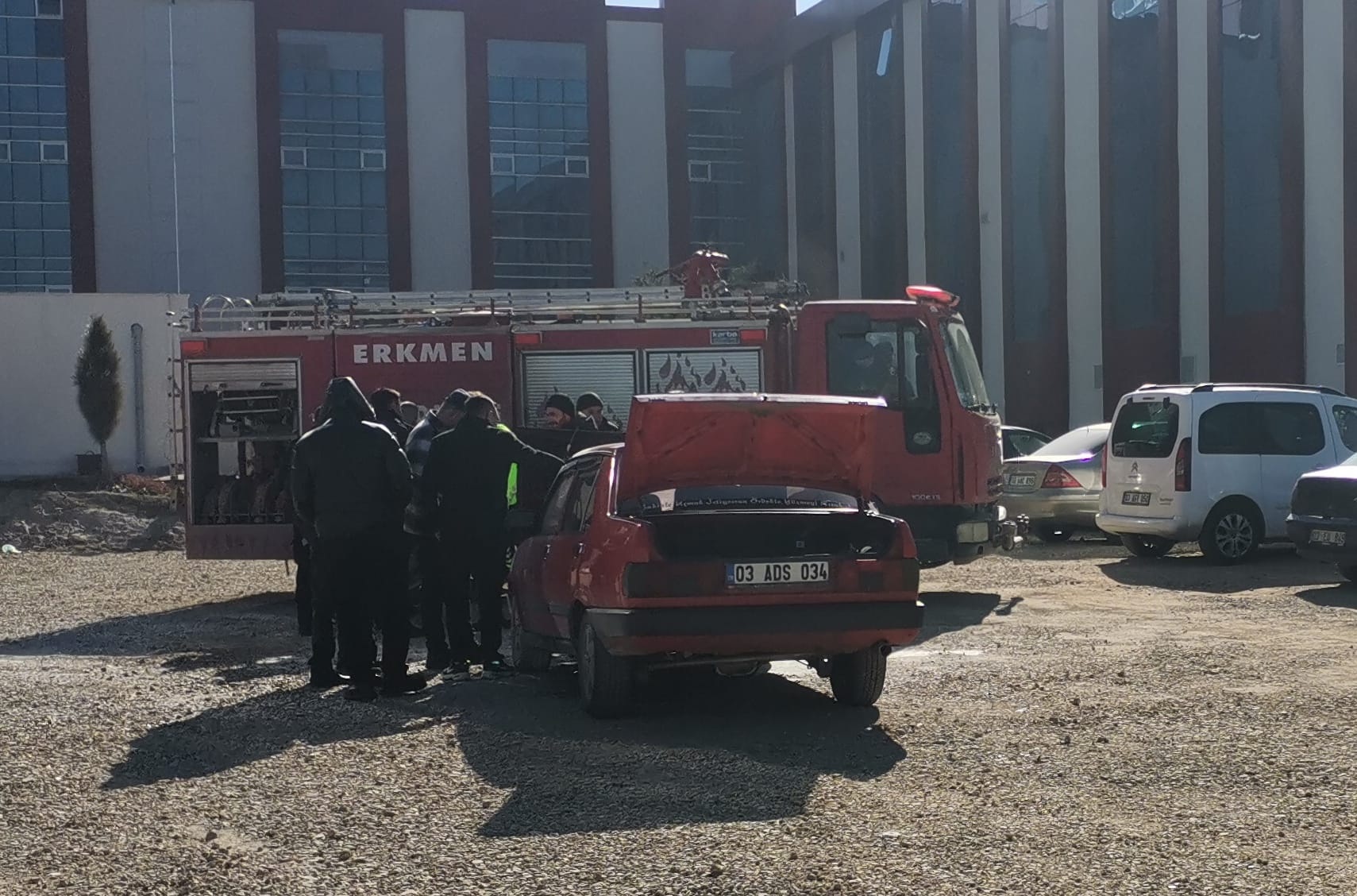 AFSÜ GÜNE YANGIN PANİĞİYLE UYANDI