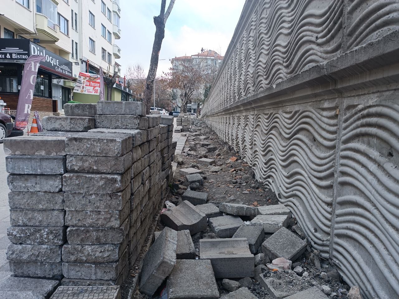 Bu taşlar burada kalacak mı? Kaldırımdaki taşlar tehlike arz ediyor!