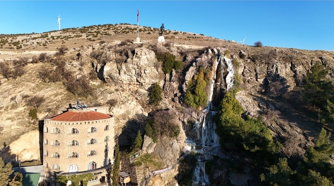 Suçıkan Şelalesi’nin Donmuş Güzelliği: Buz Sarkıtları Arasında Akan Sular