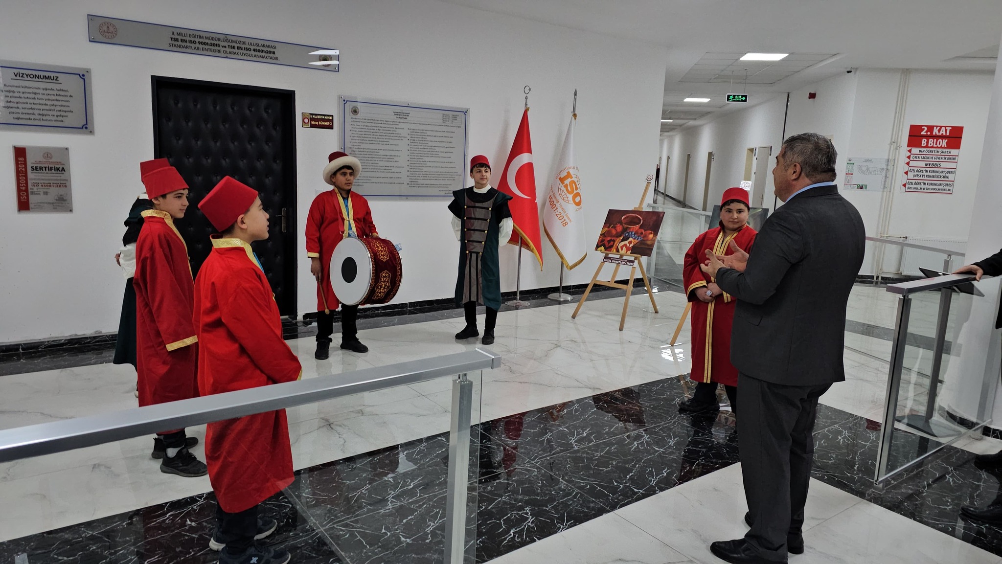 Minik Öğrencilerden, İl Müdürü Sünnetci’ye Sürpriz Ziyaret