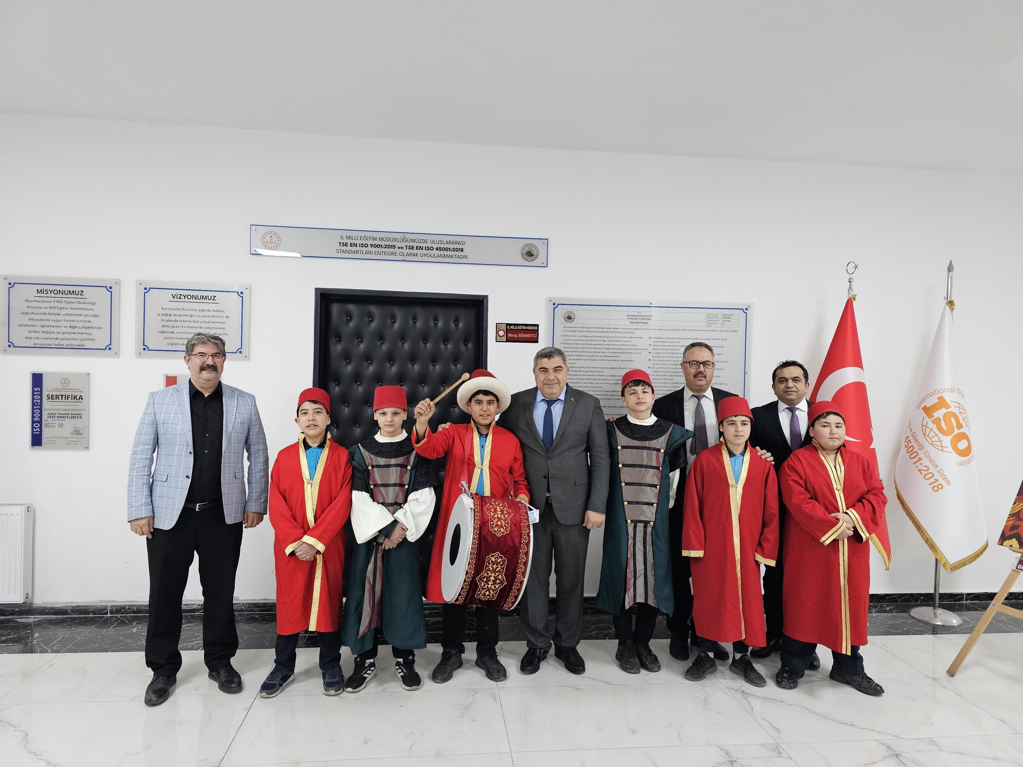 Minik Öğrencilerden, İl Müdürü Sünnetci’ye Sürpriz Ziyaret