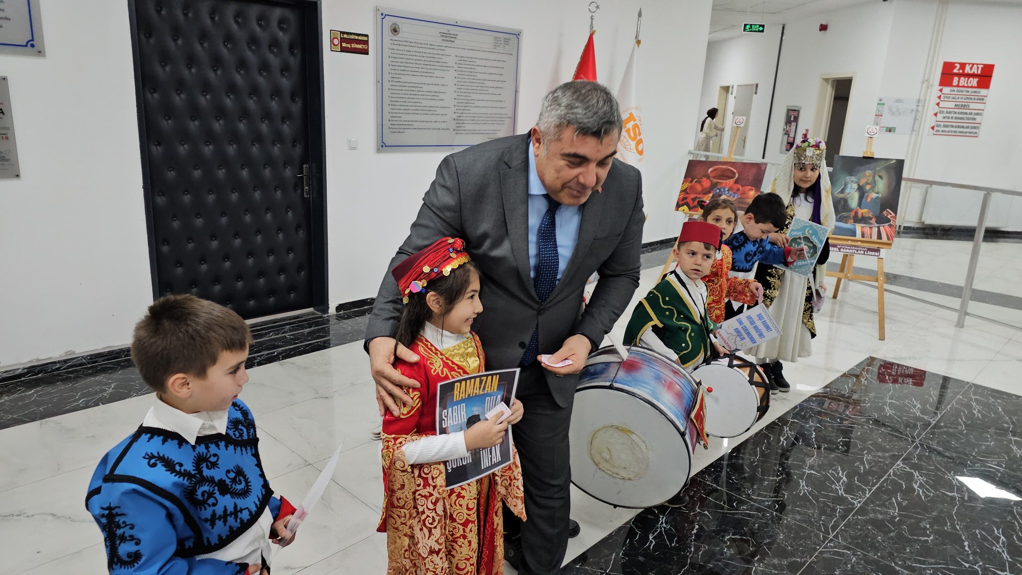 Minik Öğrencilerden, İl Müdürü Sünnetci’ye Sürpriz Ziyaret