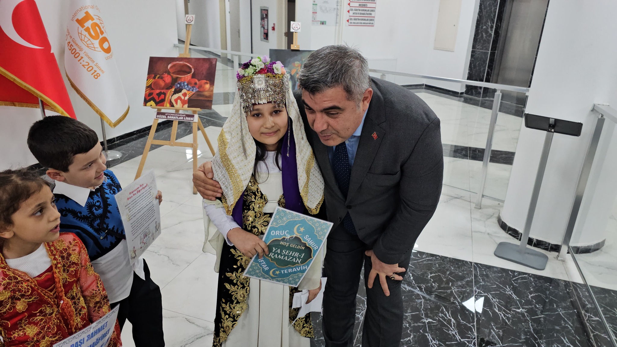 Minik Öğrencilerden, İl Müdürü Sünnetci’ye Sürpriz Ziyaret