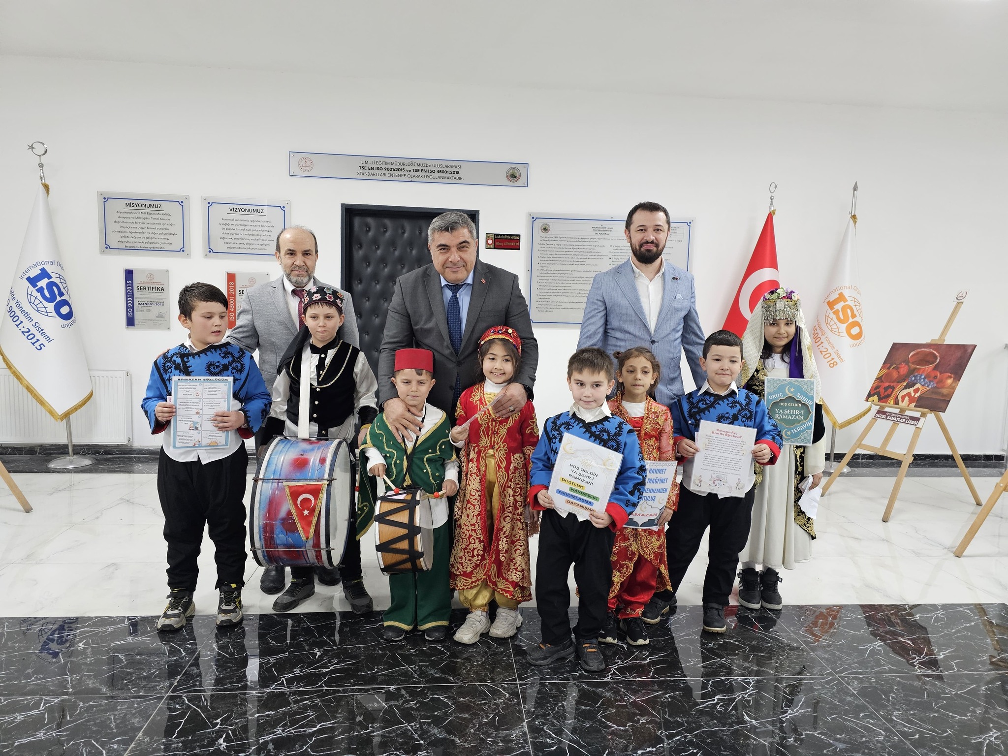 Minik Öğrencilerden, İl Müdürü Sünnetci’ye Sürpriz Ziyaret