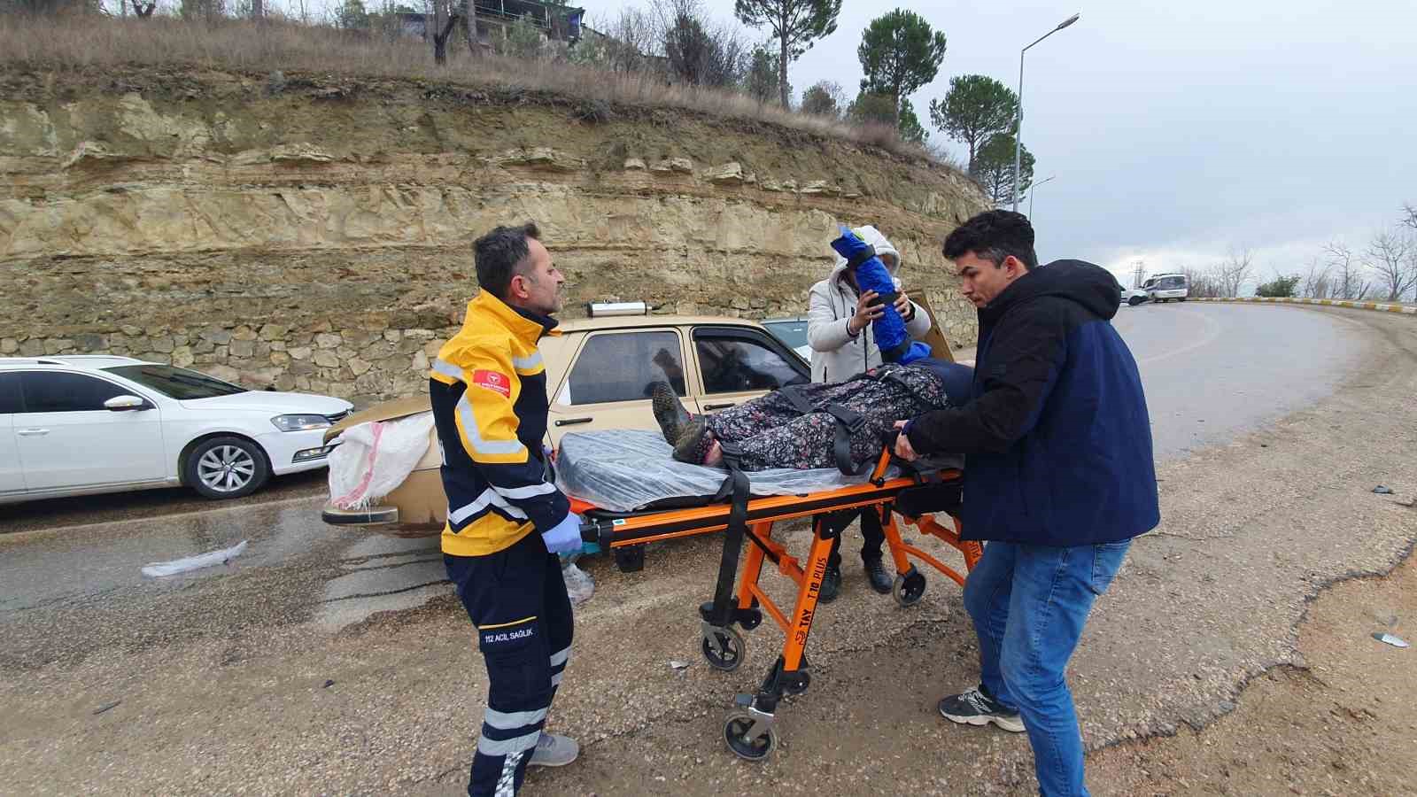 İki Otomobil Çarpıştı: 3 Yaralı