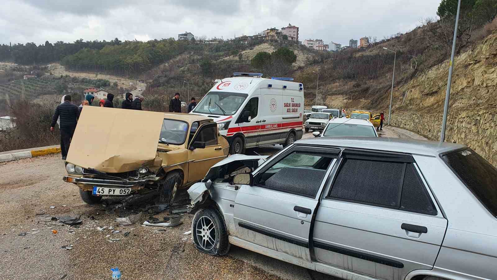İki Otomobil Çarpıştı: 3 Yaralı