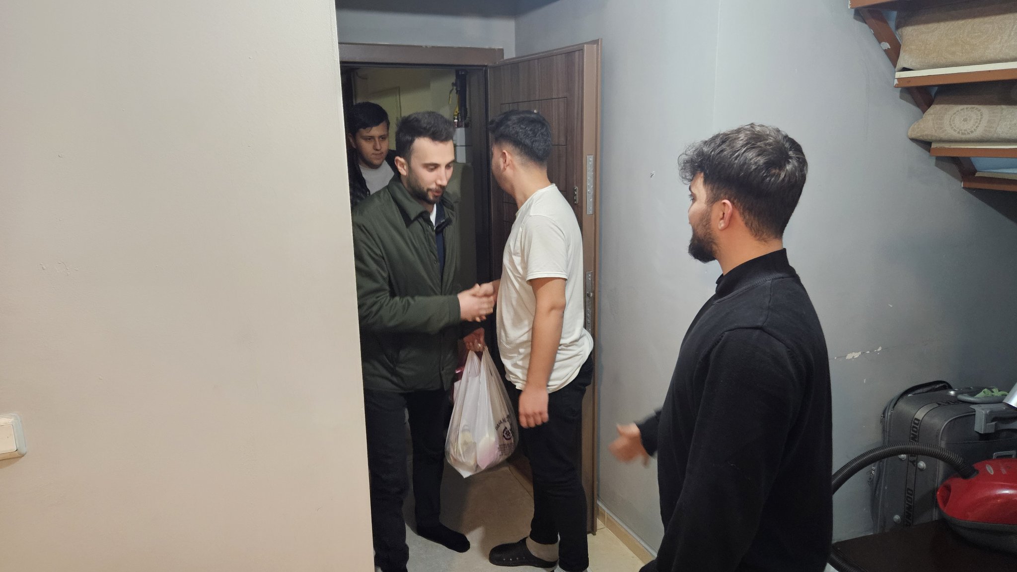 AK GENÇLER RAMAZAN’IN  PAYLAŞIM AYI OLDUĞUNA DİKKAT ÇEKİYOR
