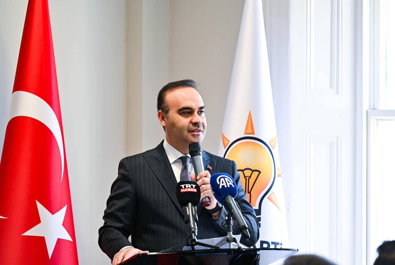 BAKAN KACIR LONDRA’DAKİ  AK PARTİ TEMSİLCİLİĞİ AÇILIŞINA KATILDI