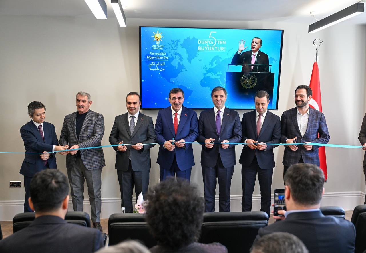 BAKAN KACIR LONDRA’DAKİ  AK PARTİ TEMSİLCİLİĞİ AÇILIŞINA KATILDI