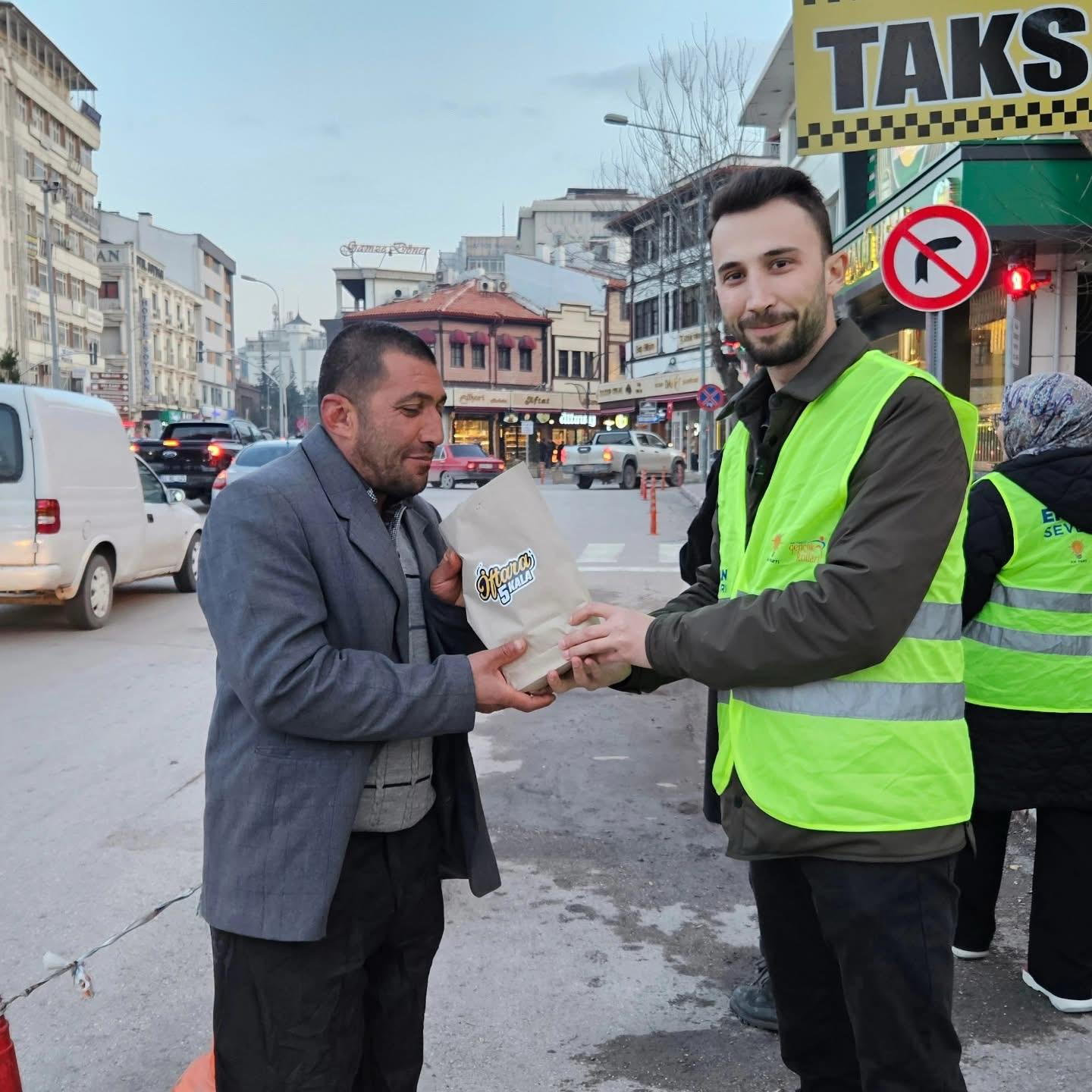 AK Gençlik'ten “İftara 5 Kala” İkramları