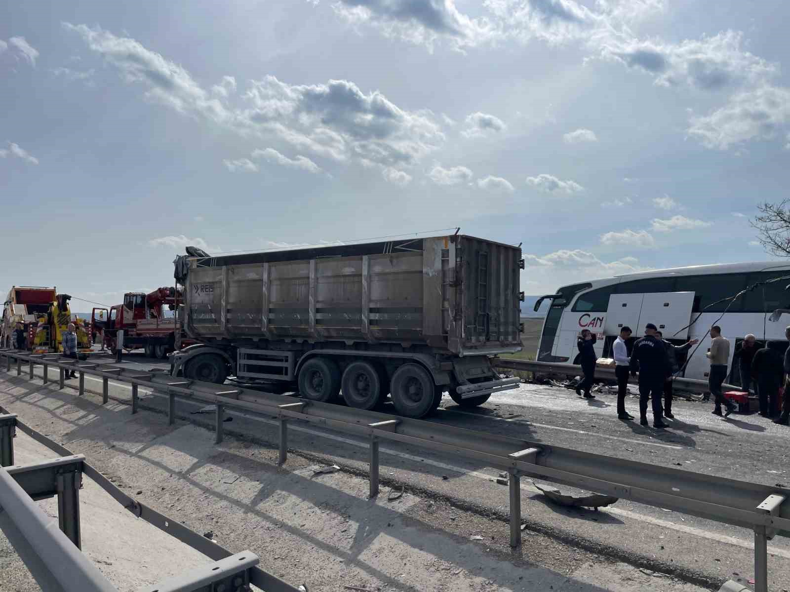 Yolcu Otobüsü Tıra Arkadan Çarptı: 11 Yaralı