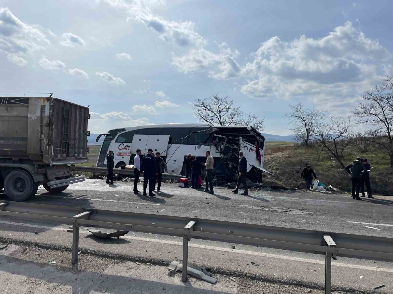 Yolcu Otobüsü Tıra Arkadan Çarptı: 11 Yaralı