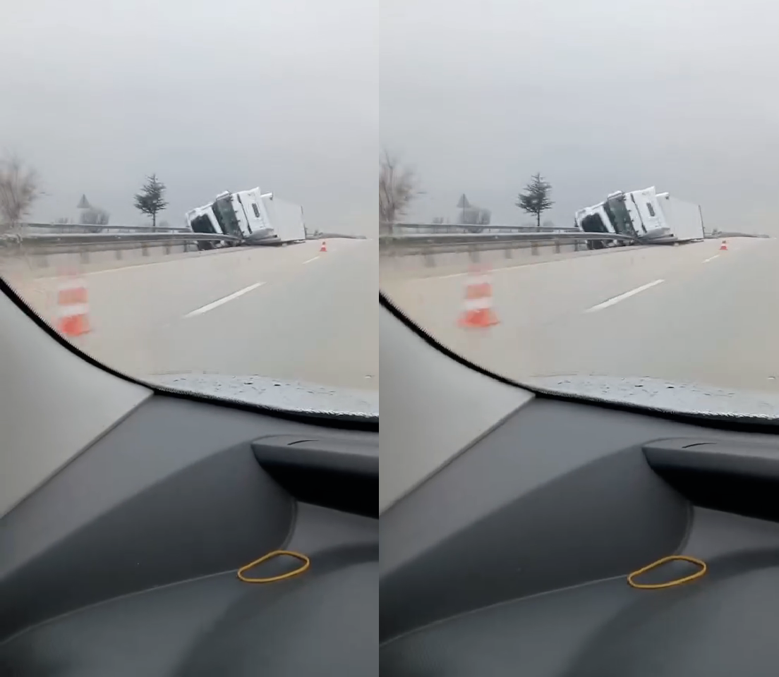 YAĞIŞ KAZAYA NEDEN OLDU KONTROLDEN ÇIKAN TIR DEVRİLDİ