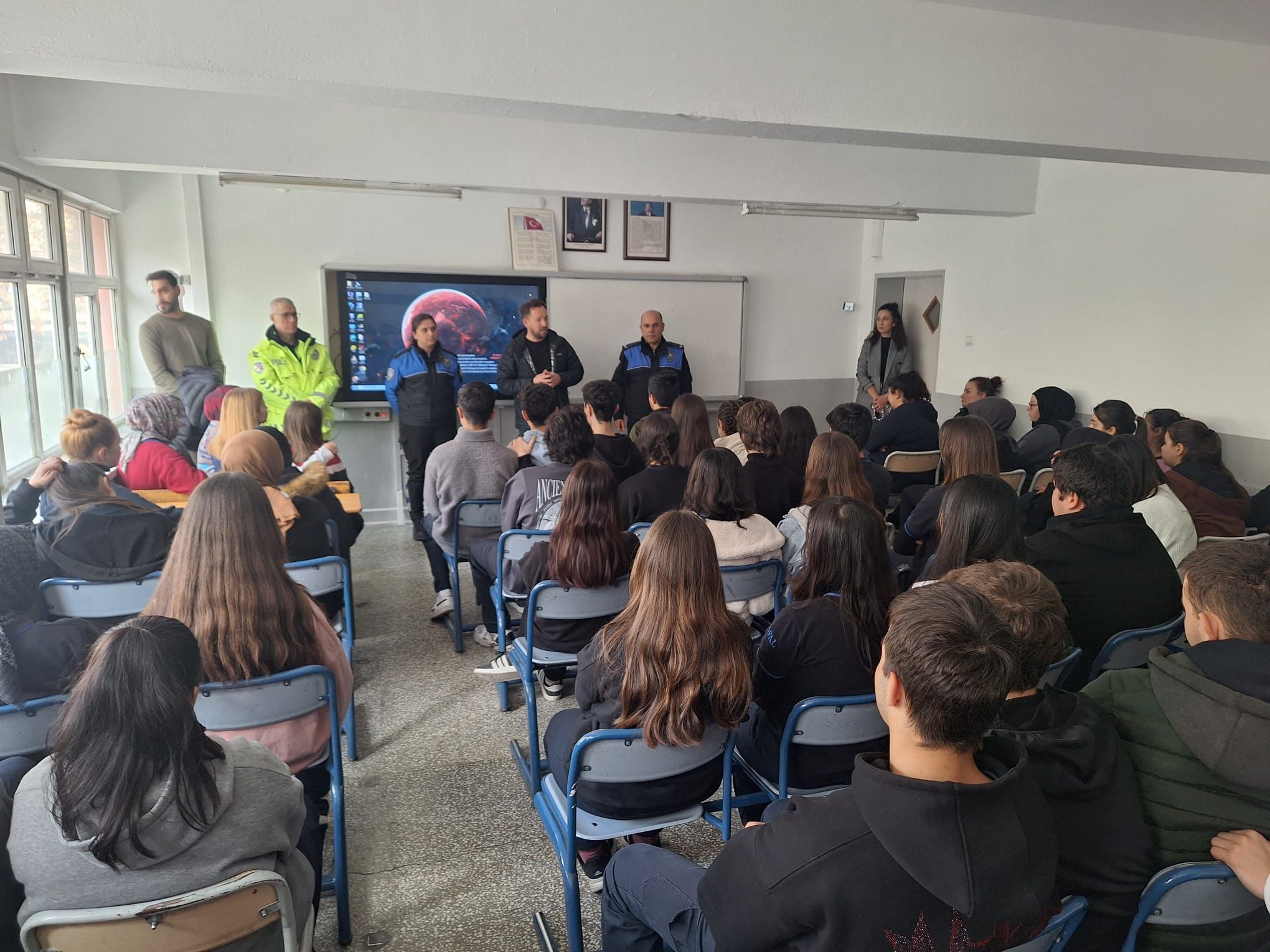 FATİH LİSESİ ÖĞRENCİLERİNE POLİSLİK MESLEĞİ VE GÜVENLİK EĞİTİMİ VERİLDİ