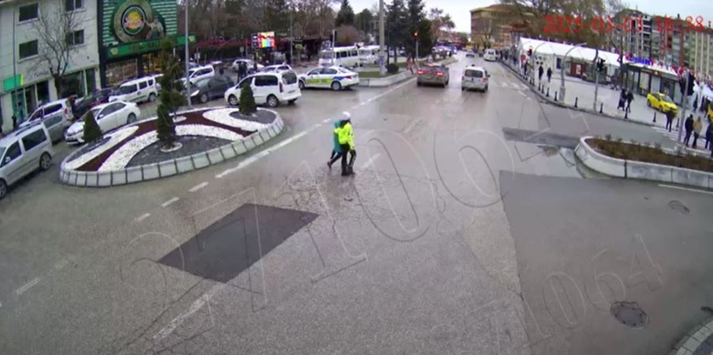 KADIN POLİS, MİNİK YÜREĞE KALKAN OLDU!