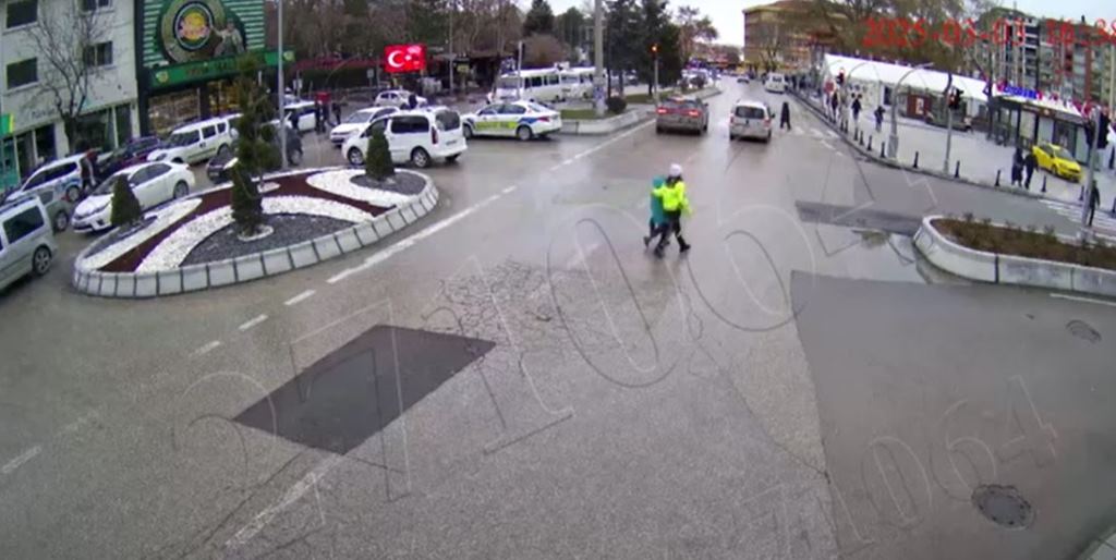 KADIN POLİS, MİNİK YÜREĞE KALKAN OLDU!