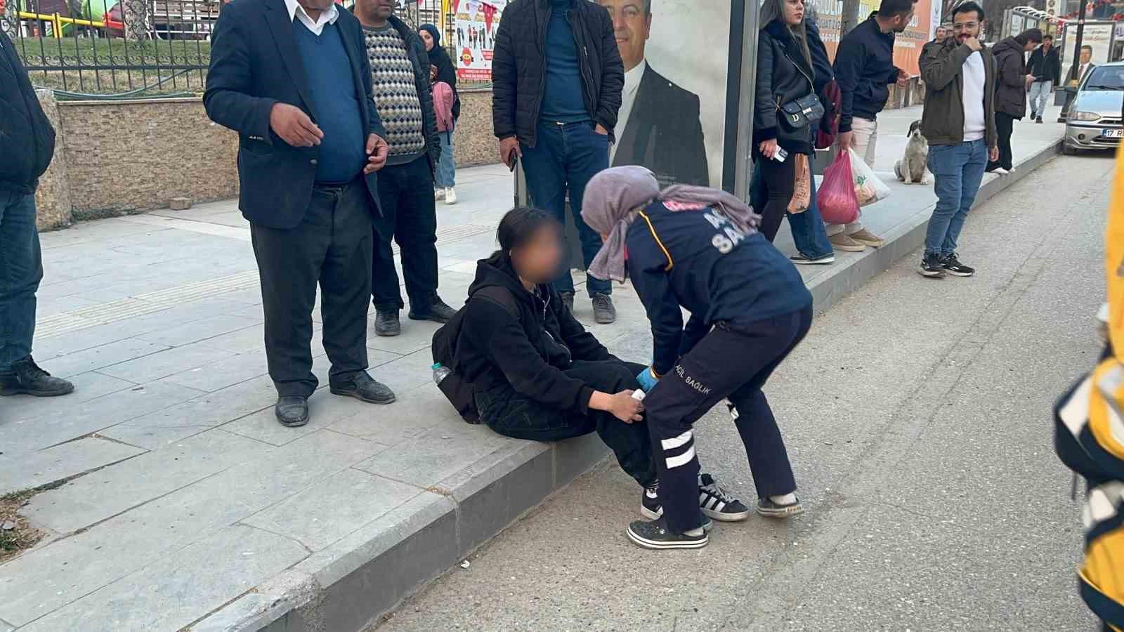 Motosiklet Önce Otomobile Sonra Durakta Bekleyen Çocuğa Çarptı: 1 Yaralı