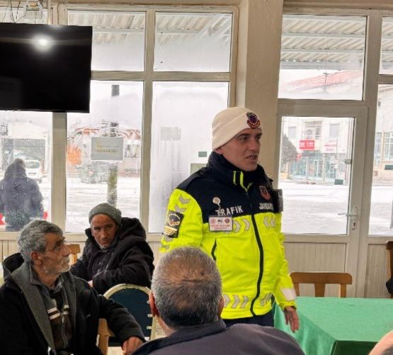 Bolvadin’de trafik eğitimi: Jandarma ekipleri  vatandaşlara bilgi verdi