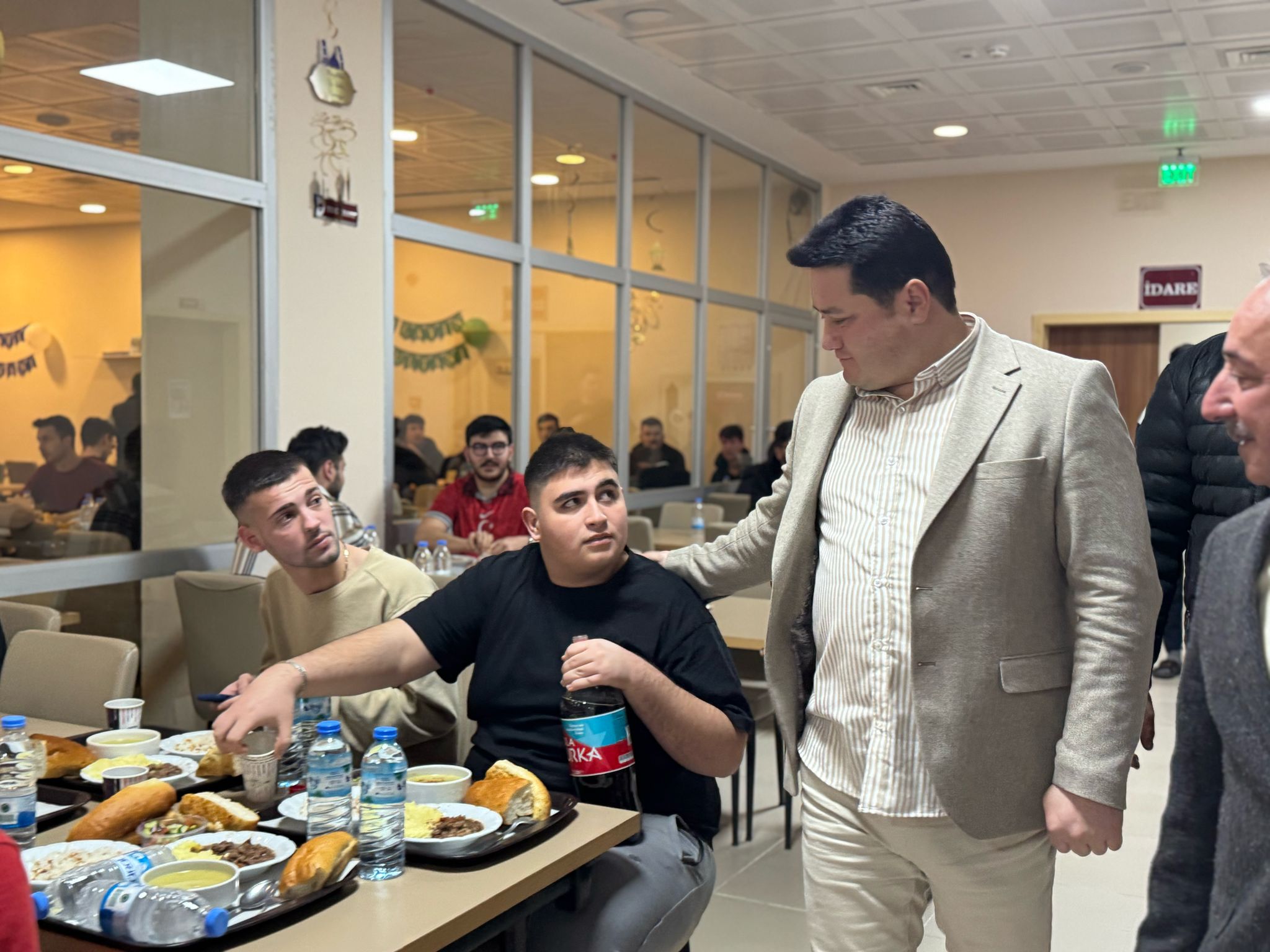Kaymakam Ali Arıkan ve Başkan Derviş Aynacı Gençlerle İftarda Buluştu
