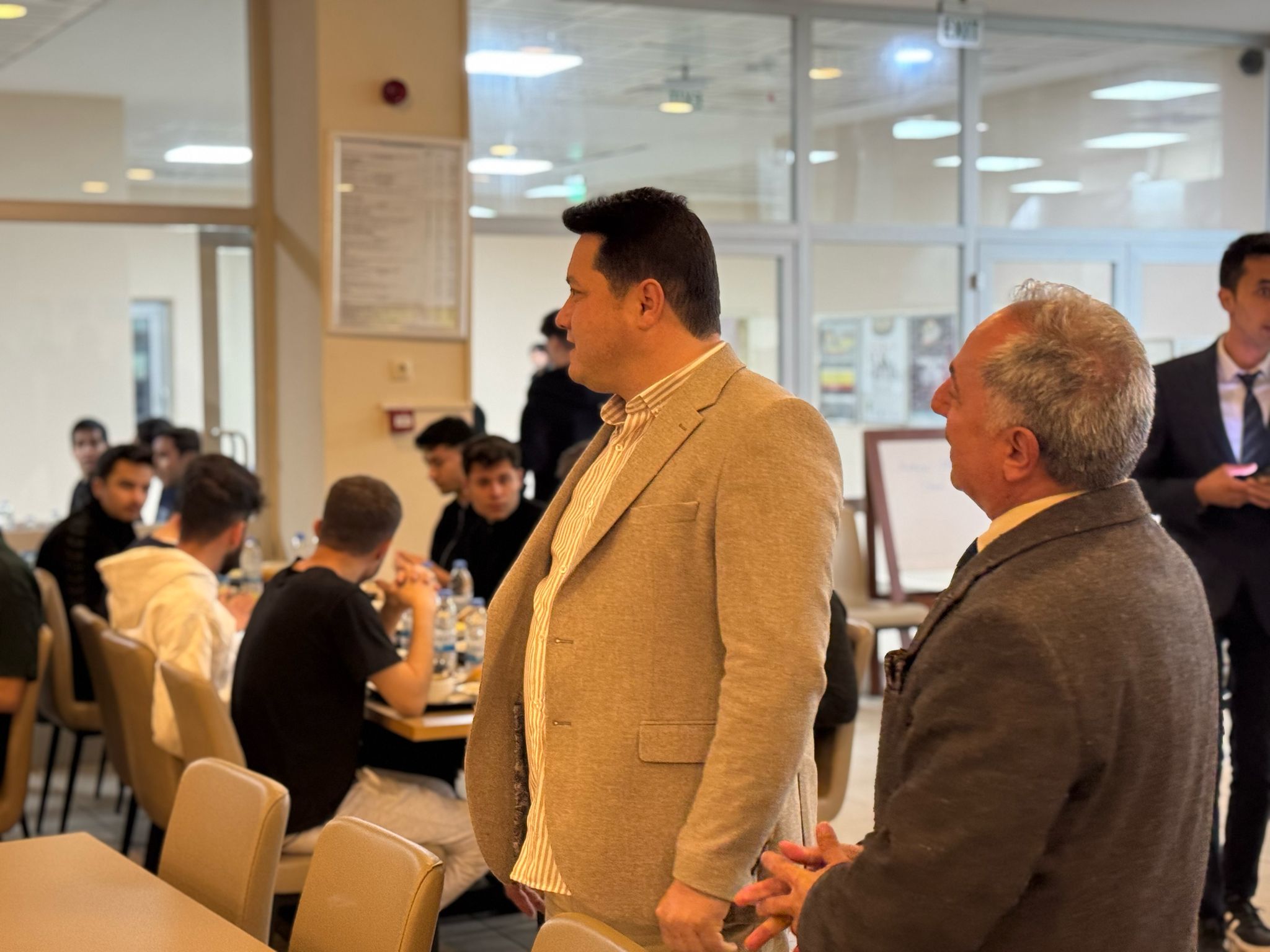 Kaymakam Ali Arıkan ve Başkan Derviş Aynacı Gençlerle İftarda Buluştu