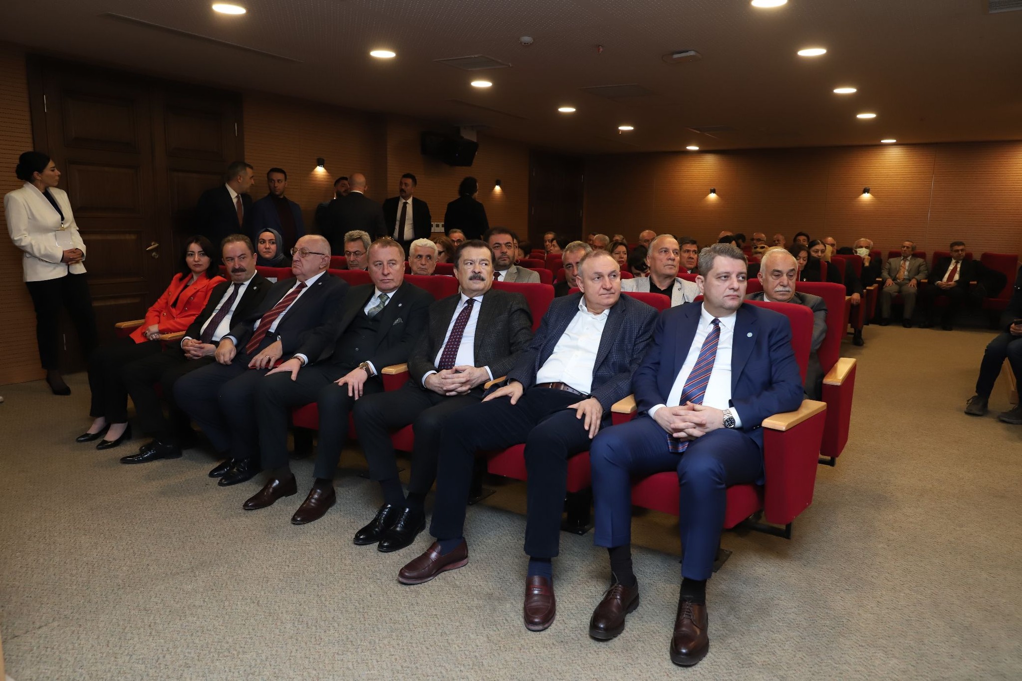 İYİ PARTİ’DE KADINA VERİLEN DEĞERİN  FOTOĞRAFINI BAŞARILI SİYASİ İSİM OLGUN PAYLAŞTI
