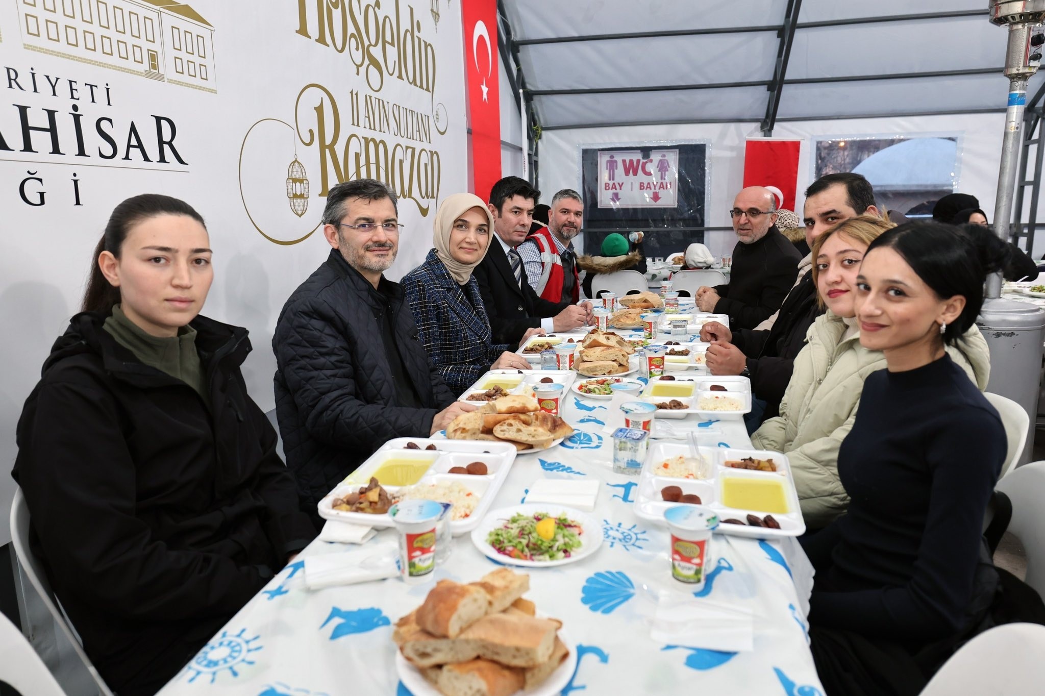 VALİ YİĞİTBAŞI VATANDAŞLARA İFTAR YEMEĞİNİ ELLERİYLE SERVİS ETTİ