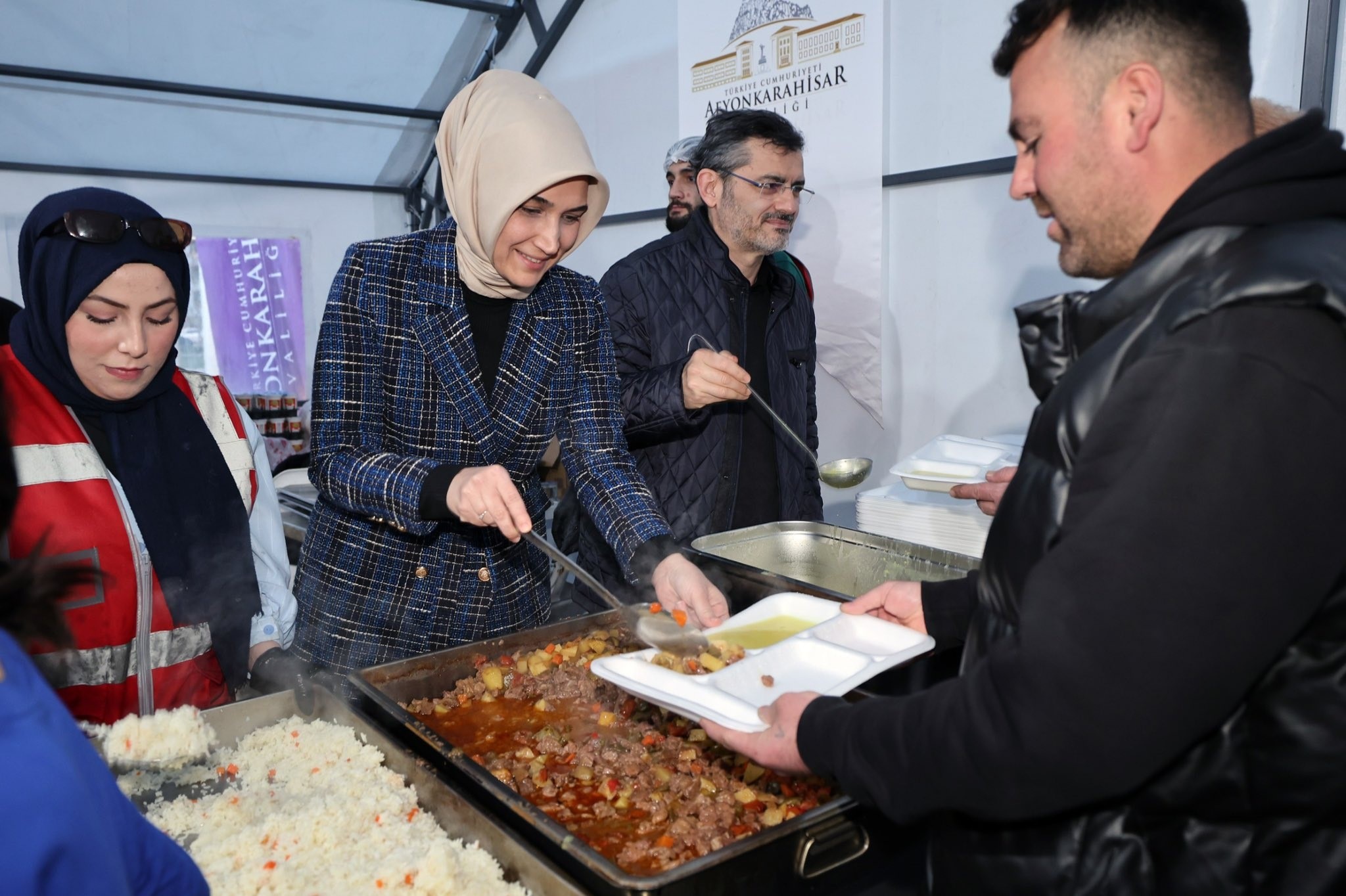 VALİ YİĞİTBAŞI VATANDAŞLARA İFTAR YEMEĞİNİ ELLERİYLE SERVİS ETTİ
