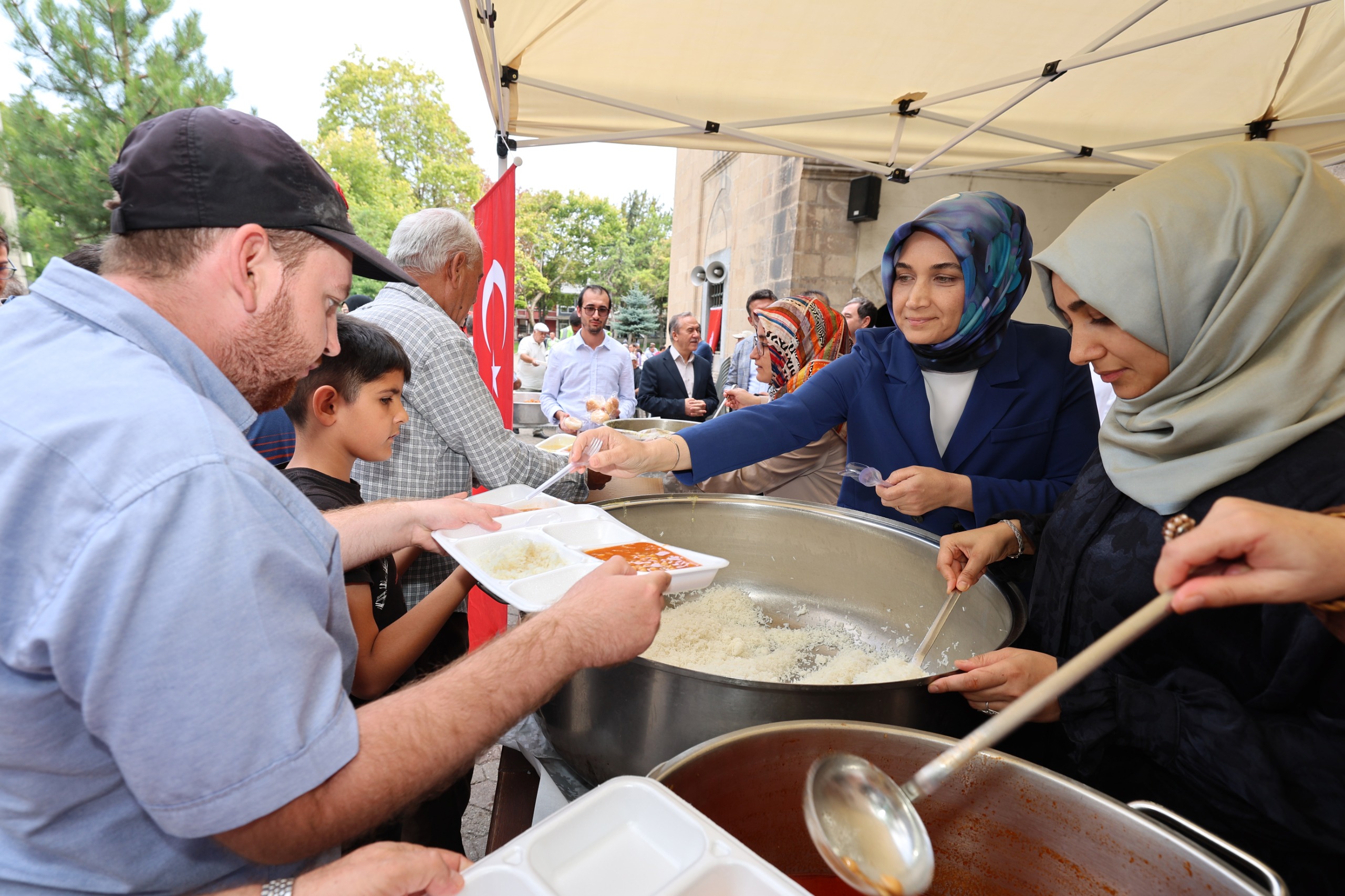 Devletin Merhametini ve Şefkatini Kadın Yönetici Olarak Herkese Gösteriyor