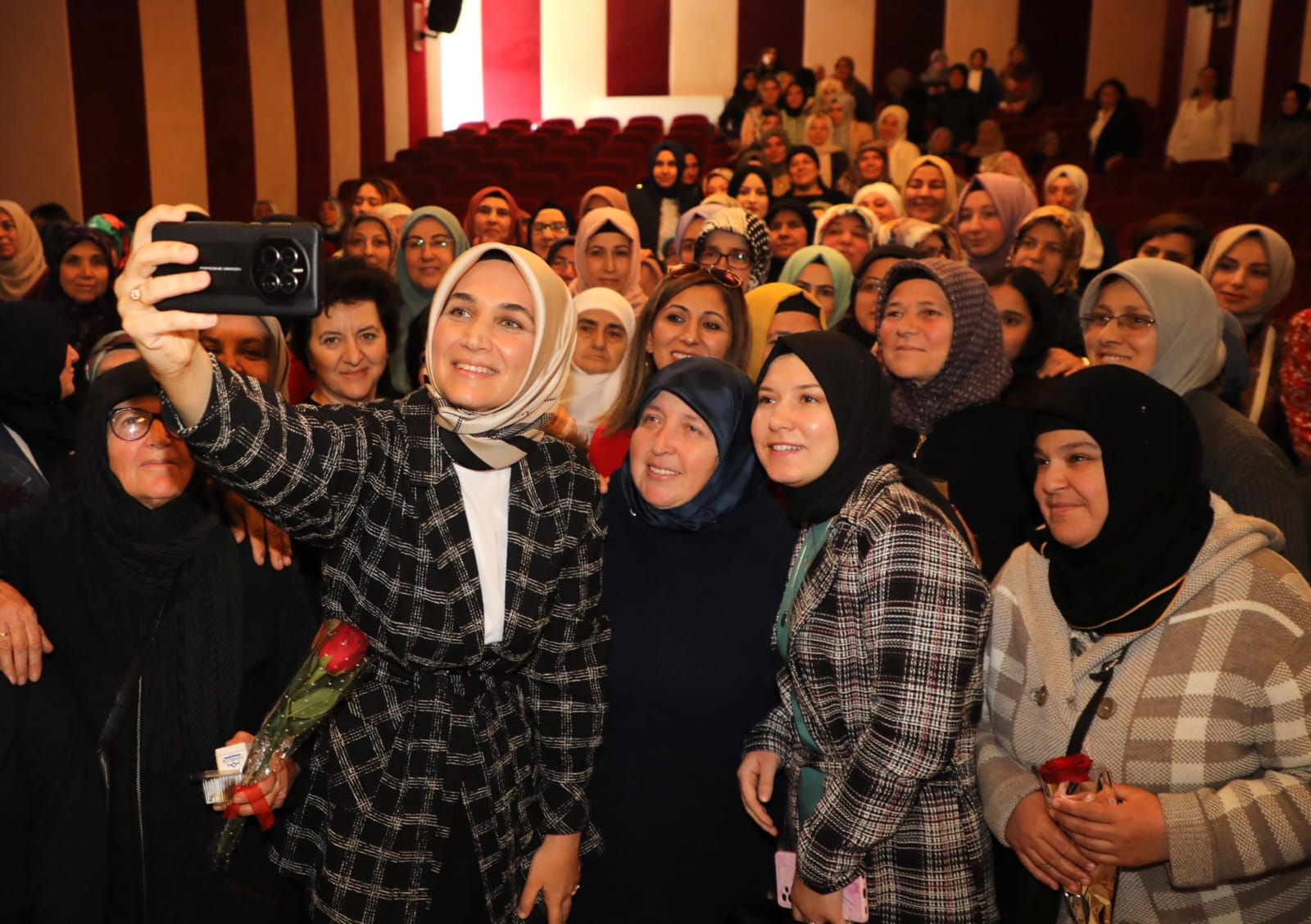 Devletin Merhametini ve Şefkatini Kadın Yönetici Olarak Herkese Gösteriyor