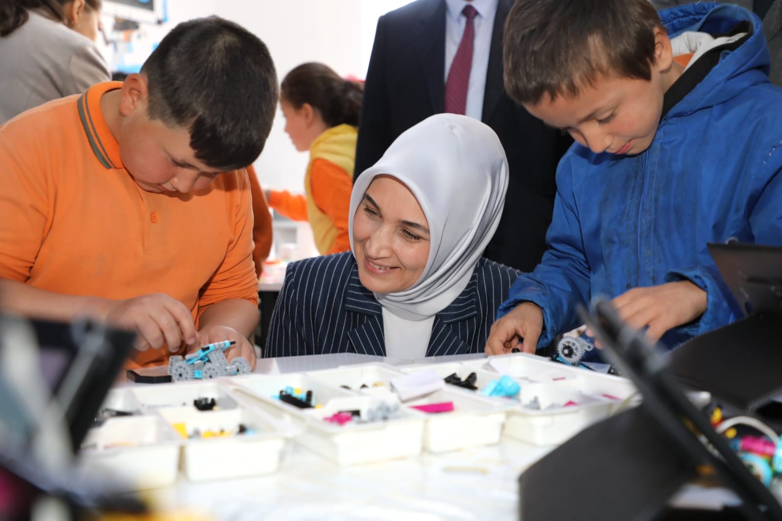 Devletin Merhametini ve Şefkatini Kadın Yönetici Olarak Herkese Gösteriyor