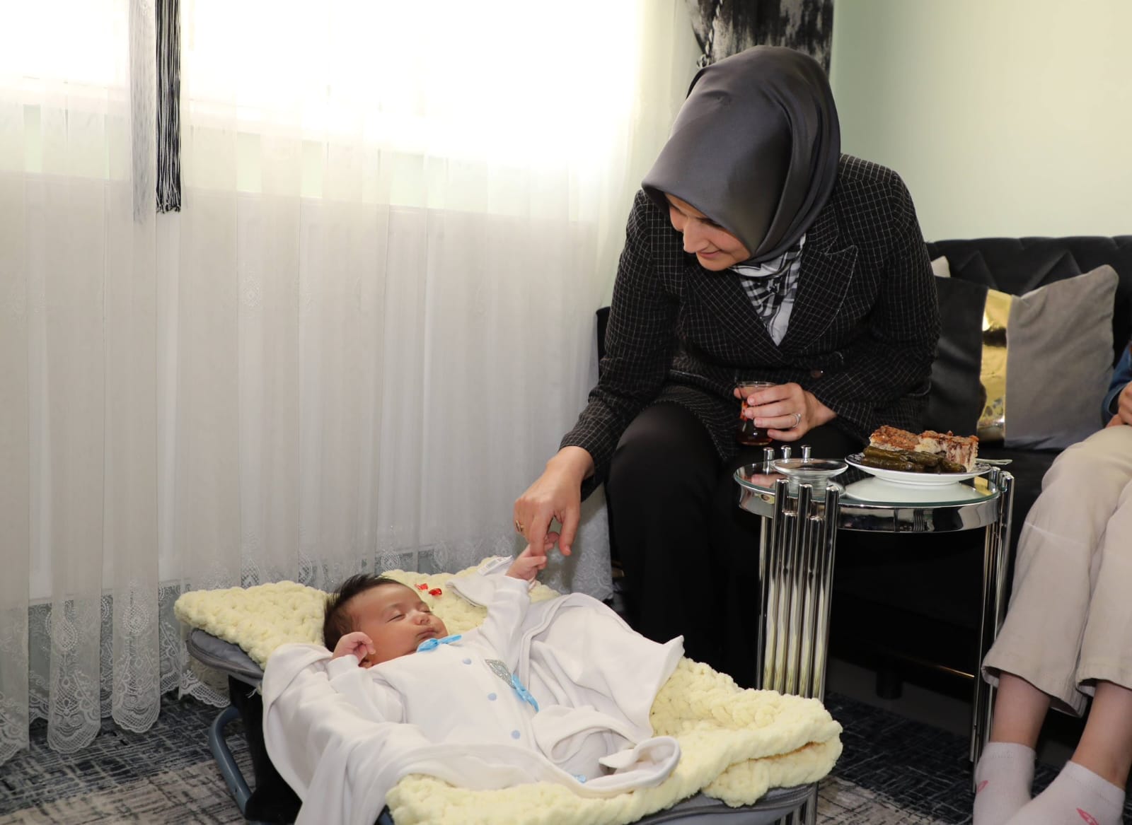 Devletin Merhametini ve Şefkatini Kadın Yönetici Olarak Herkese Gösteriyor